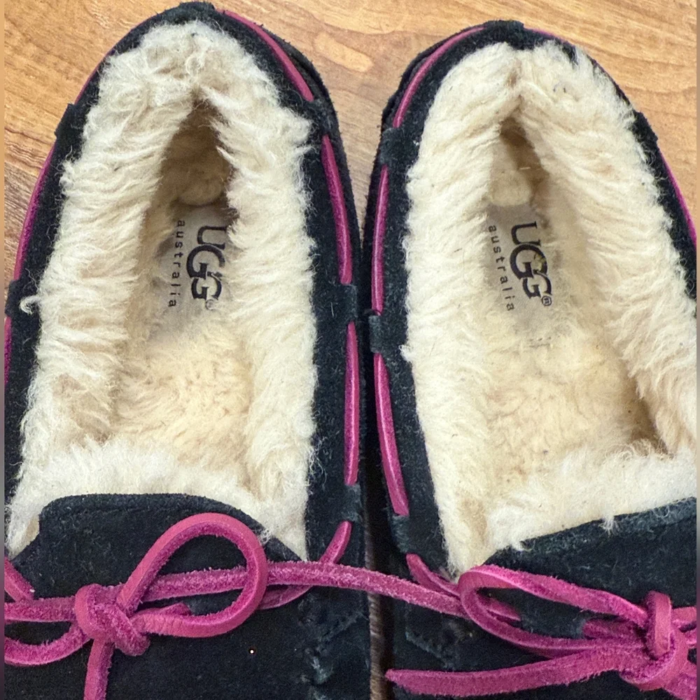 UGG Little Girl's Dakota Moccasin/Loafer Style Slippers (Size: 1Y) EUC